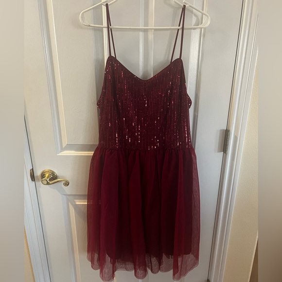 Glamorous Burgundy Red Sequin Semiformal Party Dress.  Valentine’s Day! - Picture 4 of 8